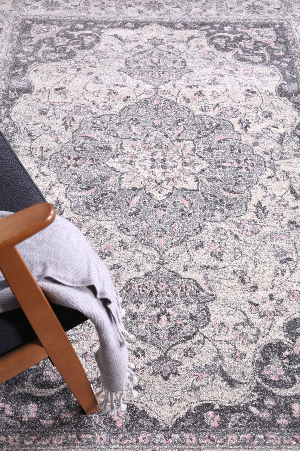 Evadne Traditional Grey Rug